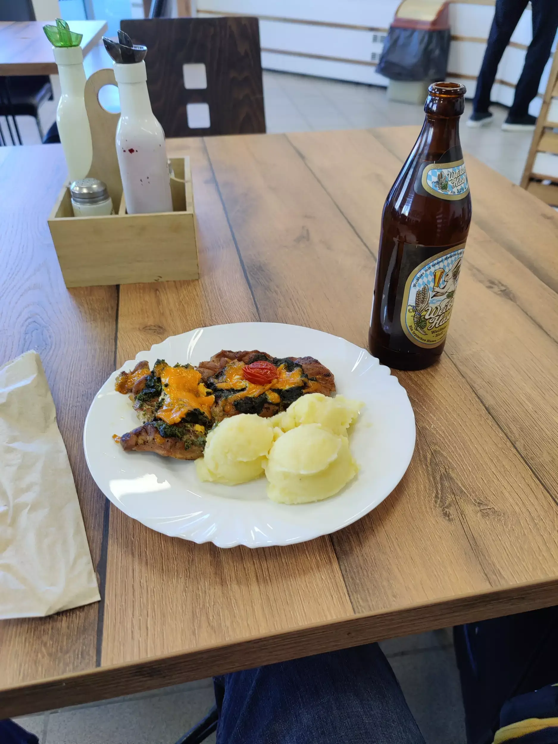 Порция с месо, картофено пюре и напитка в AnyTime Food & Coffee